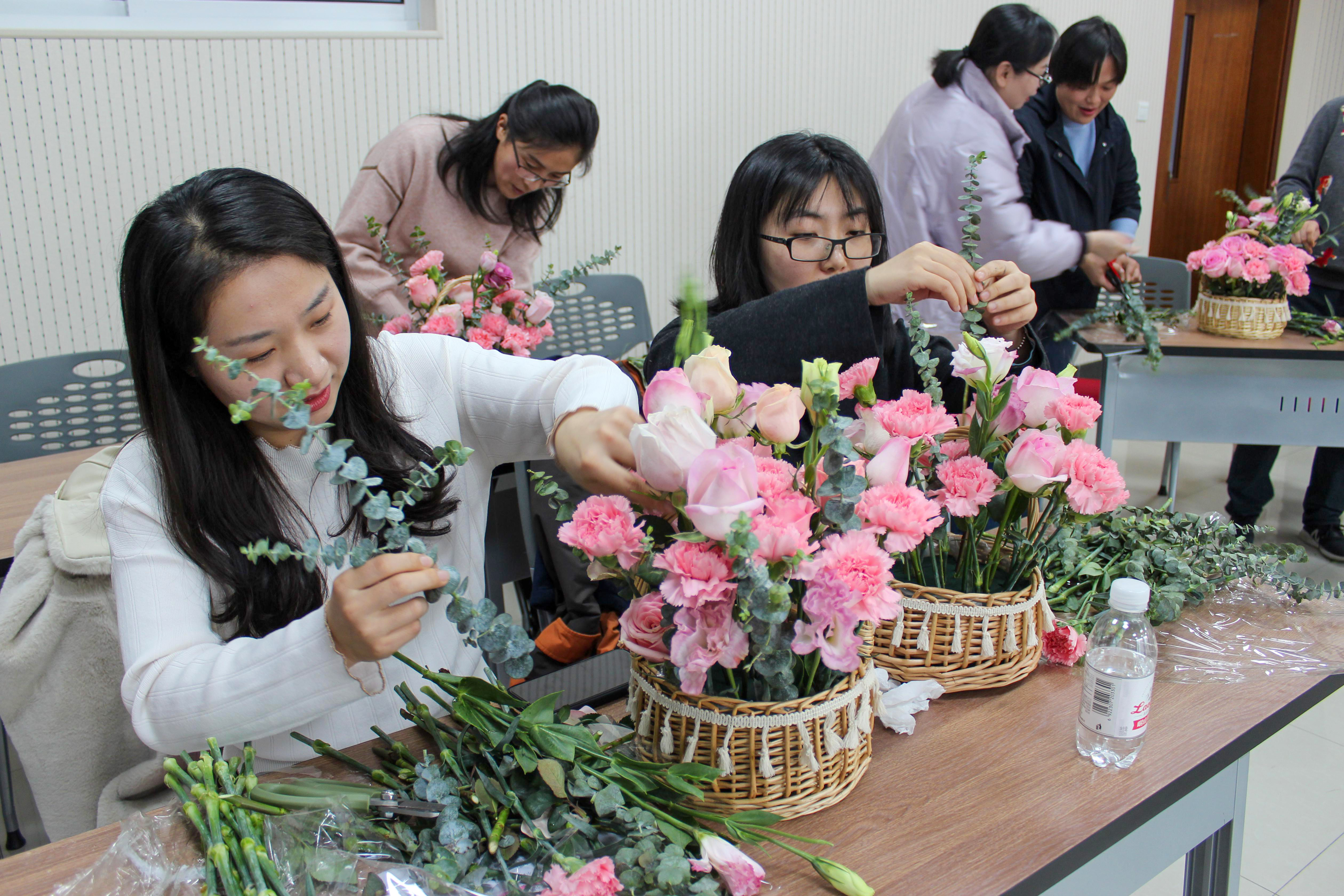 学院举办"诗情花艺魅力绽放——三八妇女节艺术插花"活动